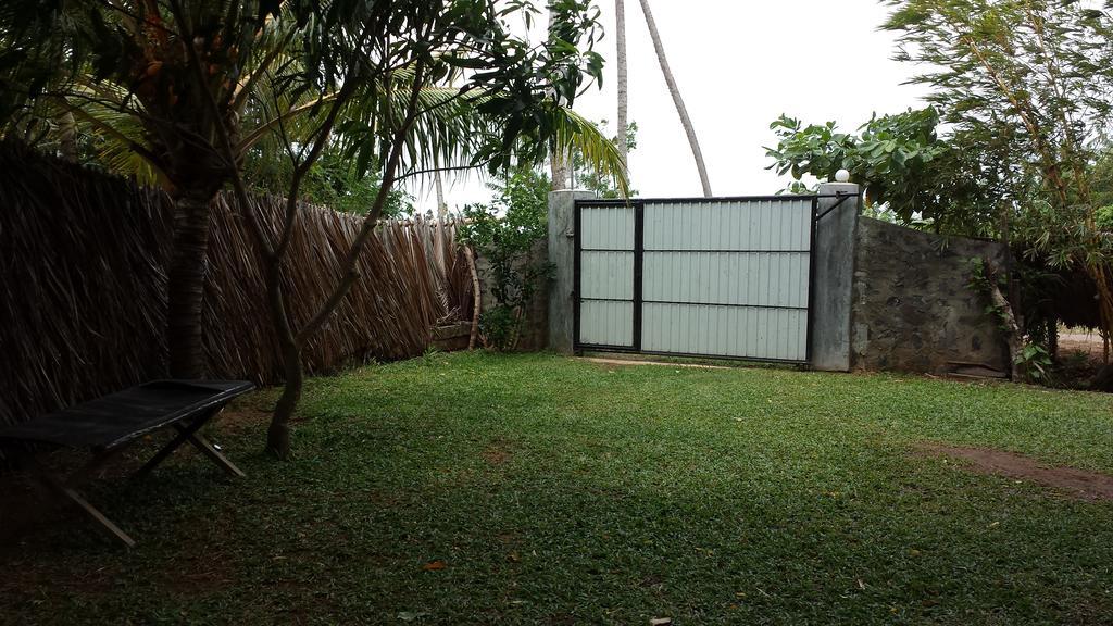 Yaye Guest House Tissamaharama Exteriör bild